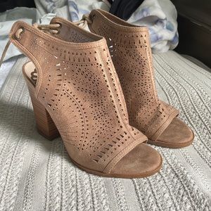 Beautiful lace-up booties🐻